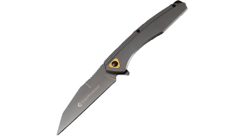Couteau fermé en main