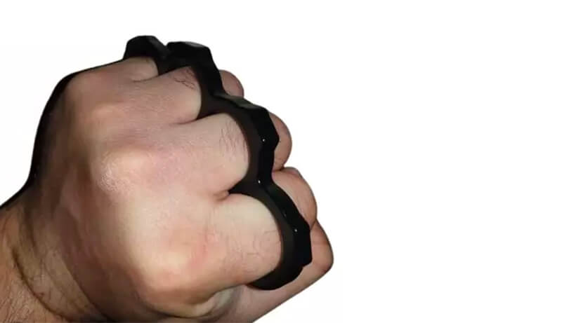 Vue rapprochée du poing américain noir